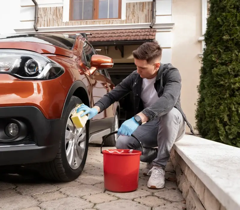 Lavage auto à domicile Hercé : professionnel intervenant sur un véhicule